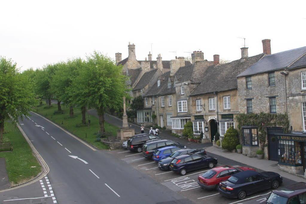 Highway Hotel Burford Exterior photo